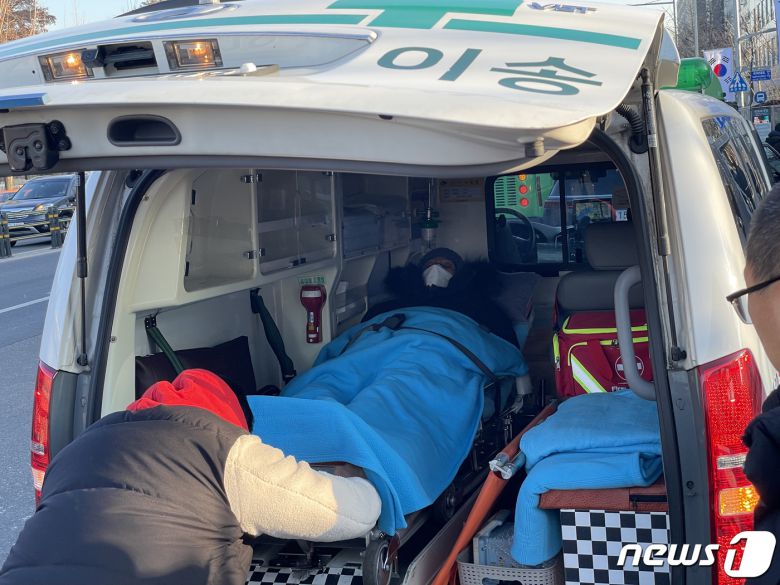 지난 12일부터 단식농성을 강행하던 이봉주 화물연대 위원장이 29일 건강악화로 병원으로 이송됐다.(공공운수노조 제공)