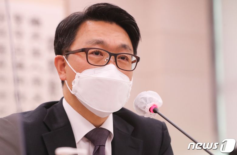 김진욱 고위공직자범죄수사처(공수처) 처장이 서울 여의도 국회에서 열린 법제사법위원회의 고위공직자범죄수사처 대한 국정감사에서 의원들의 질의에 답하고 있다. 2022.10.13/뉴스1 ⓒ News1 허경 기자