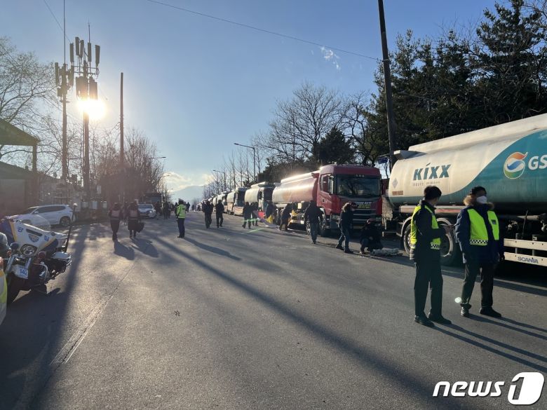 지난 6일 강원 동해에서 화물연대 총파업 투쟁 승리를 위한 결의대회가 열린 가운데 집회장소인 대한송유관공사 동해저유소 주변에 유조차 12대가 줄지어 주차돼 있다. 강원경찰은 동해시와 합동으로 위험물 안전 관리법 등에 따라 불법주차 과태료 부과 대상임을 강력 경고했고, 유조차 12대는 모두 자진해 이동조치됐다. (강원경찰청 제공) 2022.12.6/뉴스1