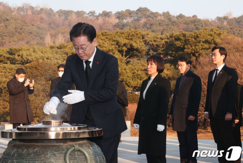 이재명 더불어민주당 대표가 2023년도 새해 첫날인 1일 오전 서울 동작구 국립서울현충원을 참배하고 있다. 2023.1.1/뉴스1 ⓒ News1 국회사진취재단