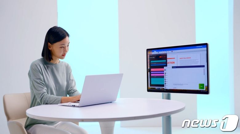 LG디스플레이 모델이 27인치 OLED를 이동형 스탠드와 결합한 콘셉트 'OLED 글로우(Glow)'를 활용하는 모습. (LG디스플레이 제공)