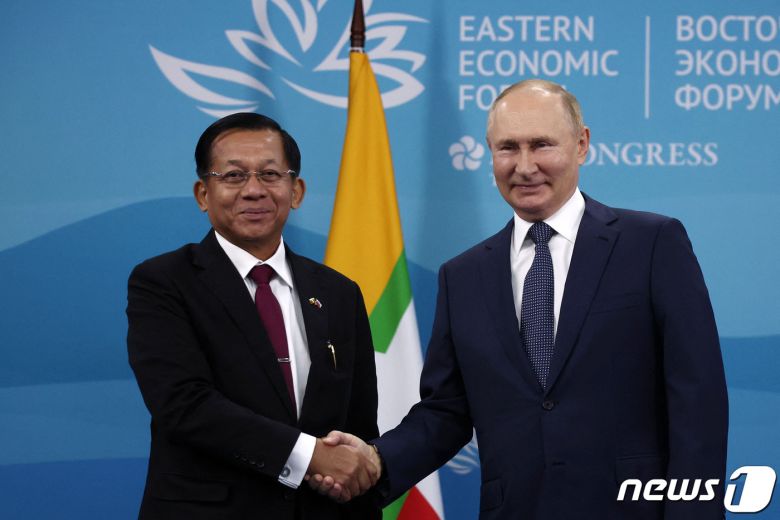 블라디미르 푸틴 러시아 대통령이 7일 (현지시간) 블라디보스토크 극동 연방 대학에서 열린 동방경제포럼 중 민 아웅 흘라잉 미얀마 군 최고사령관과 악수를 하고 있다. ⓒ AFP=뉴스1 ⓒ News1 우동명 기자