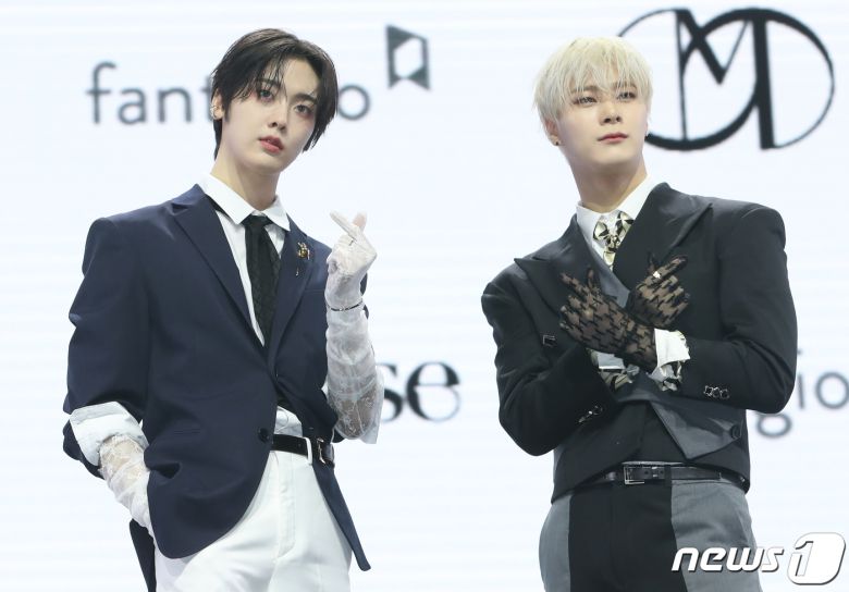 그룹 아스트로(ASTRO)의 산하와 문빈(오른쪽)이 4일 서울 광진구 예스24라이브홀에서 가진 세 번째 미니앨범 '인센스(INCENSE)'발매 쇼케이스에서 포즈를 취하고 있다. 2023.1.4/뉴스1 ⓒ News1 권현진 기자