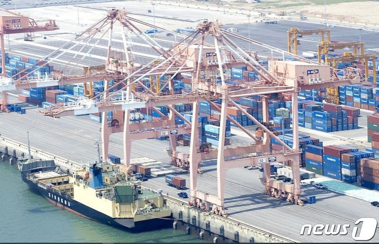 경기도는 지난해 화물연대 파업에 따른 피해 지원을 포함한 '2023년 제1차 경기도 수출기업 물류비 지원' 사업 대상기업을 모집한다고 5일 밝혔다.(경기도 제공)