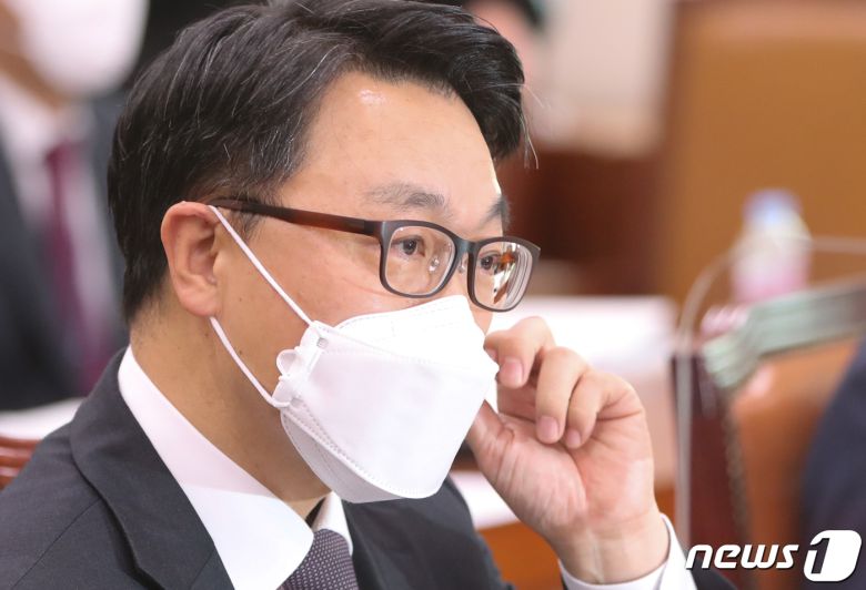 김진욱 고위공직자범죄수사처(공수처) 처장이 13일 서울 여의도 국회에서 열린 법제사법위원회의 고위공직자범죄수사처 대한 국정감사에서 생각에 잠겨 있다. 2022.10.13/뉴스1 ⓒ News1 허경 기자