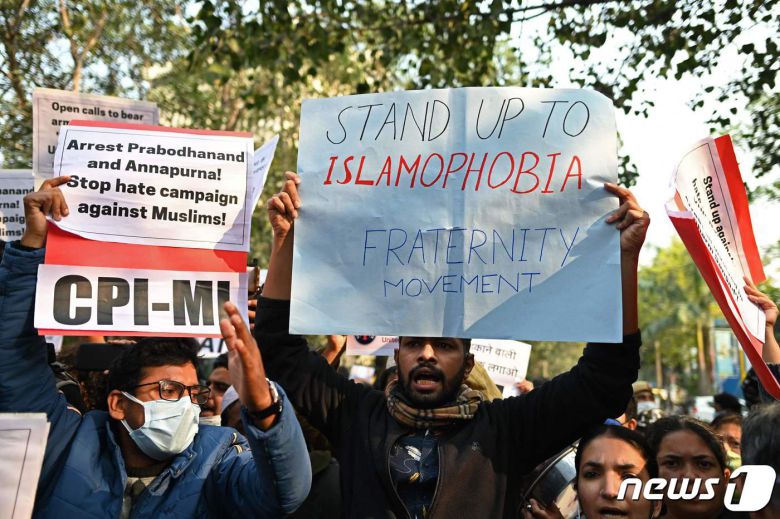 2021년 12월7일 인도 뉴델리에서 시위 단체들이 무슬림 혐오를 멈춰달라고 구호를 외치고 있다. 2022.01.05/news1 ⓒ AFP=뉴스1 ⓒ News1 김민수 기자