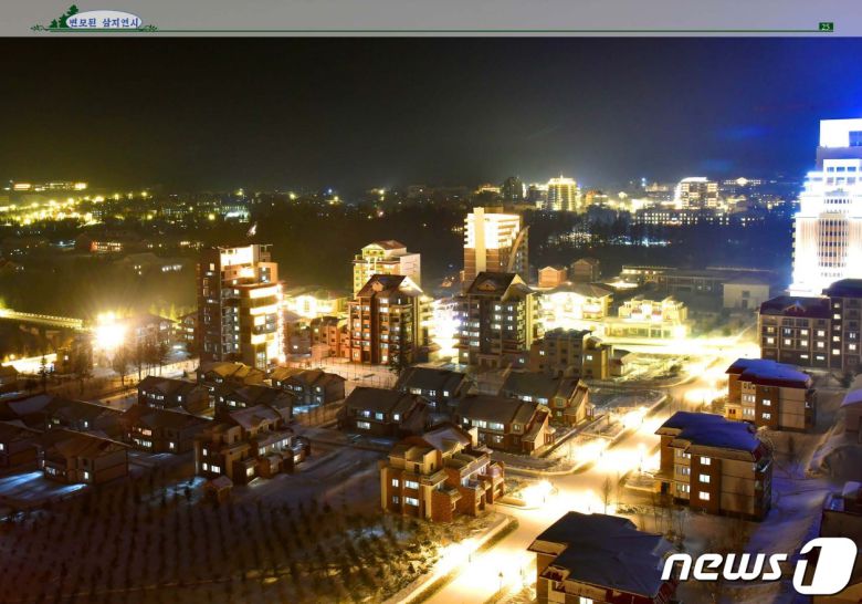 북한 외국문출판사가 발간한 화보 '변모된 삼지연시' 갈무리.