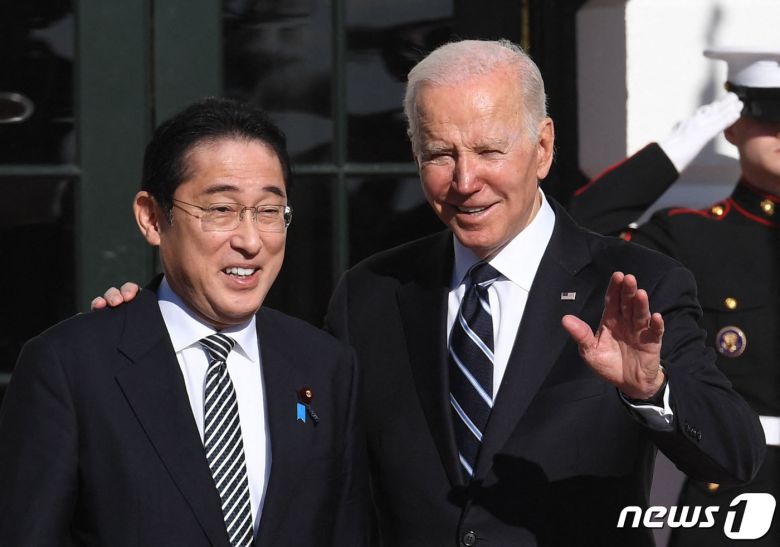 조 바이든 미국 대통령이 13일(현지시간) 취임 후 처음으로 워싱턴을 방문한 기시다 후미오 일본 총리와 백악관 앞에서 환영을 하고 있다. ⓒ AFP=뉴스1 ⓒ News1 우동명 기자