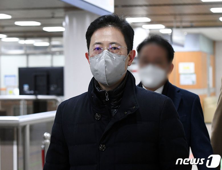 ‘고발사주’ 의혹으로 기소된 손준성 서울고검 송무부장이 16일 오전 서울 서초구 중앙지법에서 열린 속행공판에 출석하고 있다. (공동취재) 2023.1.16/뉴스1 ⓒ News1 민경석 기자