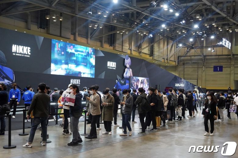 부산 해운대구 벡스코 제1전시장에서 열린 국제게임전시대회 '지스타'를 찾은 관람객들이 시트프업 부스에서 신작 체험을 위해 대기하고 있다. (시프트업 제공) ⓒ 뉴스1