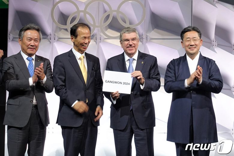 토마스 바흐 IOC위원장이 10일(현지시간) 스위스 로잔에서 열린 국제올림픽위원회(IOC) 총회에서 2024년 동계청소년올림픽 대회 개최지로 확정된 강원도의 이름이 적힌 카드를 들고 포즈를 취하고 있다. 왼쪽부터 이기흥 대한체육회장, 최문순 전 강원도지사, 바흐 위원장, 박양우 전 문화체육관광부 장관. (문화체육관광부 제공) 2020.1.11뉴스1