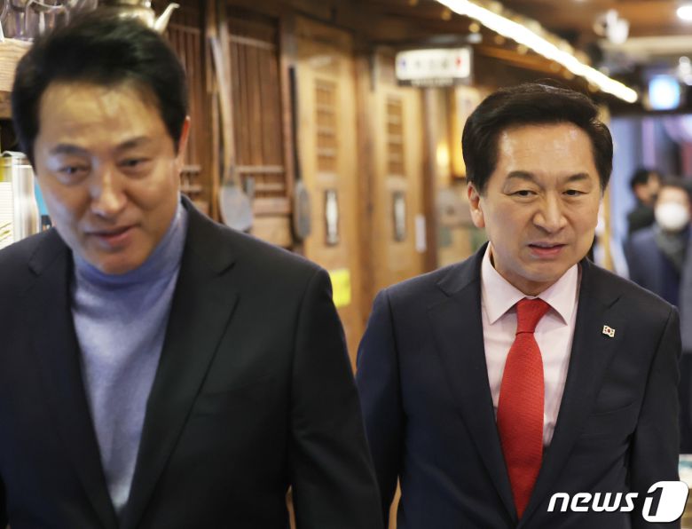 오세훈 서울시장과 김기현 국민의힘 의원이 15일 서울 중구 한 식당에서 회동을 위해 이동하고 있다. (공동취재) 2023.1.15/뉴스1 ⓒ News1 송원영 기자