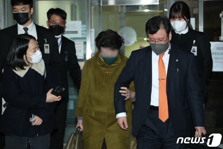 통장잔고증명서 위조 등 혐의를 받고 있는 윤석열 대통령의 장모 최은순씨(76)가 지난해 11월4일 경기도 의정부지법에서 열린 항소심 첫 재판을 마친 뒤 이동하고 있다.2022.11.4./뉴스1 ⓒ News1 권현진 기자