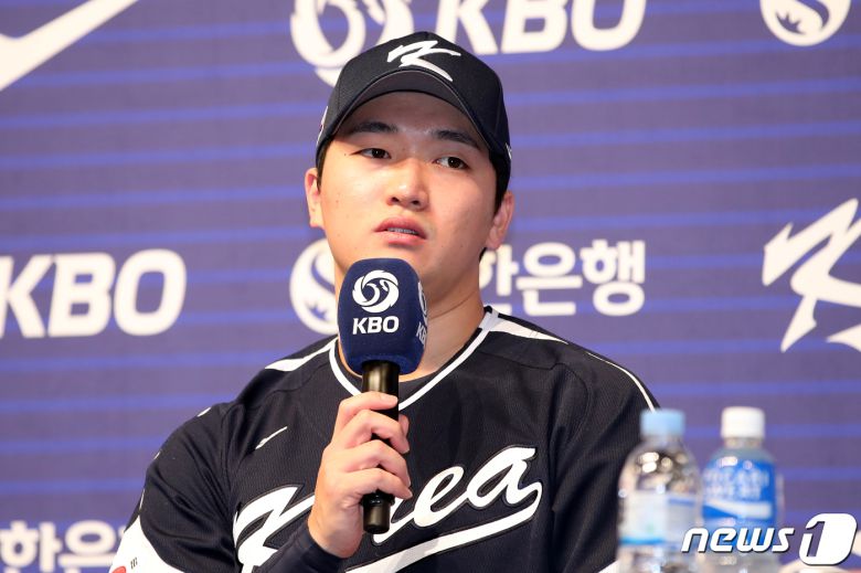 WBC 대표팀에 발탁된 고우석이 16일 오후 서울 강남구 리베라 호텔에서 열린 '2023 WBC(월드 베이스볼 클래식) 대표팀 기자회견'에 참석해 취재진의 질문에 답하고 있다. 2023.1.16/뉴스1 ⓒ News1 이승배 기자