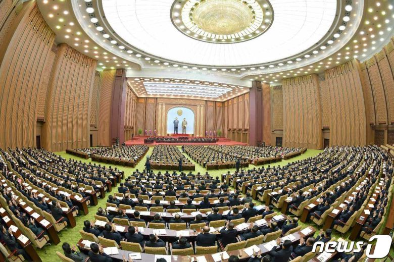 (평양 노동신문=뉴스1) = 북한 노동당 기관지 노동신문은 19일 "최고인민회의 제14기 제8차 회의가 17일부터 18일까지 만수대의사당에서 진행됐다"라고 보도했다. 김정은 총비서는 참석하지 않았다. [국내에서만 사용가능. 재배포 금지. DB 금지. For Use Only in the Republic of Korea. Redistribution Prohibited] rodongphoto@news1.kr