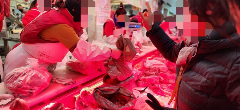 20일 서울 동대문구 경동시장에서 한 시민이 고기를 주문하고 있다. ⓒ 뉴스1 김예원 기자