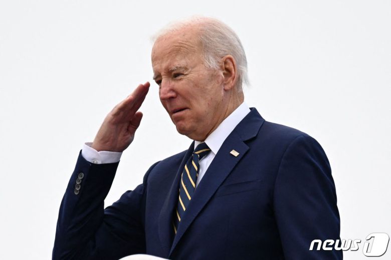 조 바이든 미국 대통령이 19일(현지시간) 겨울 폭풍으로 큰 피해를 입은 캘리포니아를 방문하기 위해 워싱턴 인근 앤드루스 합동 기지서 전용기를 타고 있다. ⓒ AFP=뉴스1 ⓒ News1 우동명 기자