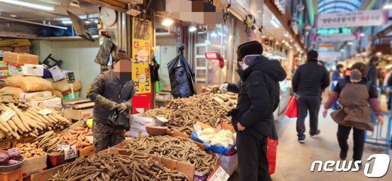 20일 서울 동대문구 경동시장에서 시민들이 도라지를 살펴보고 있다. ⓒ 뉴스1 김예원 기자