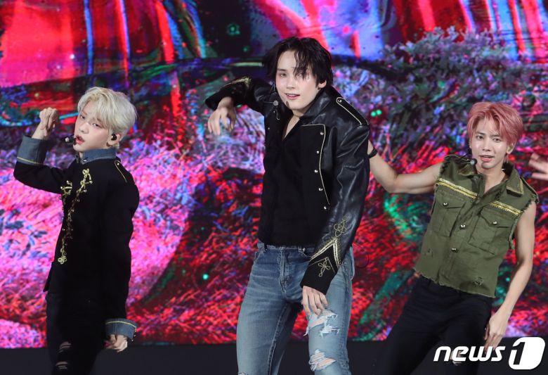 투모로우바이투게더(TXT) 수빈(왼쪽부터)과 휴닝카이, 태현이 26일 오후 서울 강남구 코엑스 오디토리움에서 가진 미니 5집 '이름의 장 : 템테이션(TEMPTATION)' 쇼케이스에서 타이틀곡 ‘Sugar Rush Ride’를 선보이고 있다. 2023.1.26/뉴스1 ⓒ News1 권현진 기자