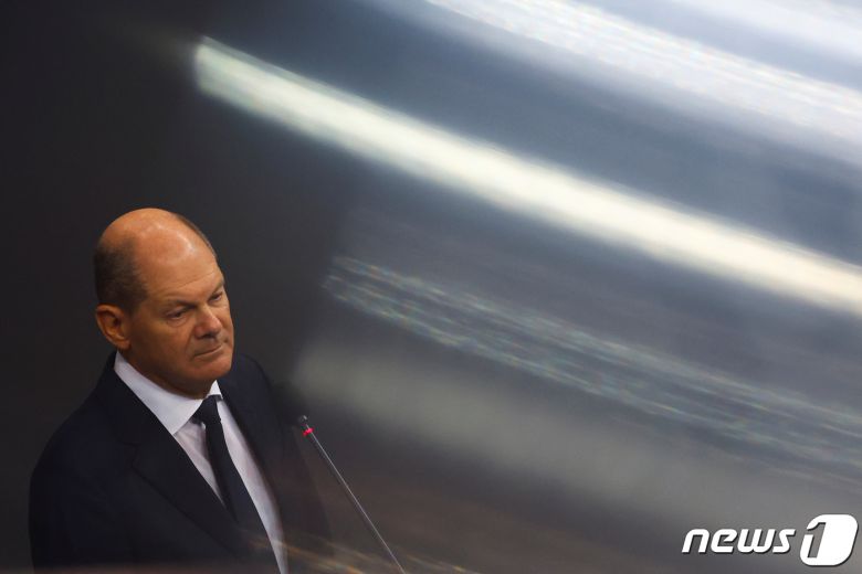 25일(현지시간) 올라프 숄츠 독일 총리가 독일 수도 베를린 의회에서 연설하고 있다. 독일 정부는 이날 우크라이나에 주력 전차 레오파드 2(레오파르트 2)를 제공하기로 결정했다. 23.01.25 ⓒ 로이터=뉴스1 ⓒ News1 김예슬 기자