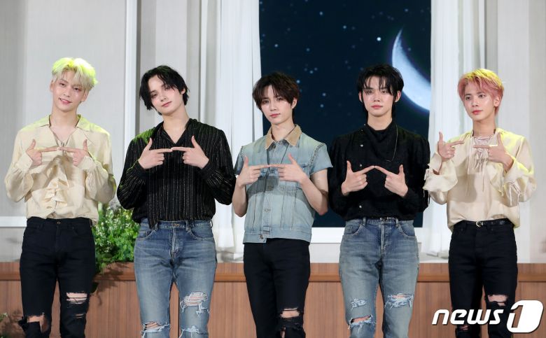 투모로우바이투게더(TXT) 수빈(왼쪽부터)과 휴닝카이, 범규, 태현, 연준, 태현이 26일 오후 서울 강남구 코엑스 오디토리움에서 가진 미니 5집 '이름의 장 : 템테이션(TEMPTATION)' 쇼케이스에서 포즈를 취하고 있다. 2023.1.26/뉴스1 ⓒ News1 권현진 기자