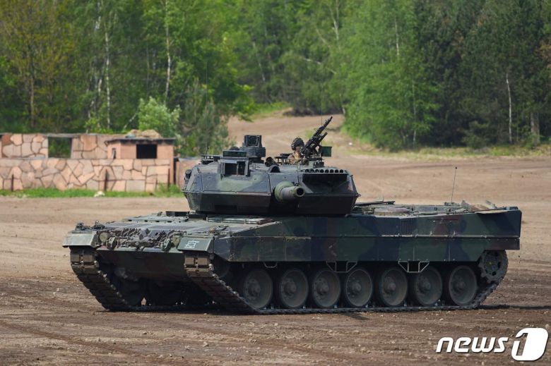 독일 레오파드2 주력 탱크의 대원들이 지난 2019년 5월 20일 뮌스터 훈련장에서 훈련에 참가를 하고 있다. 독일은 25일 (현지시간) 우크라이나에 자국과 서방 각국이 보유한 독일산 주력 탱크 레오파드2를 지원하기로 결정한 것으로 알려졌다. ⓒ AFP=뉴스1 ⓒ News1 우동명 기자