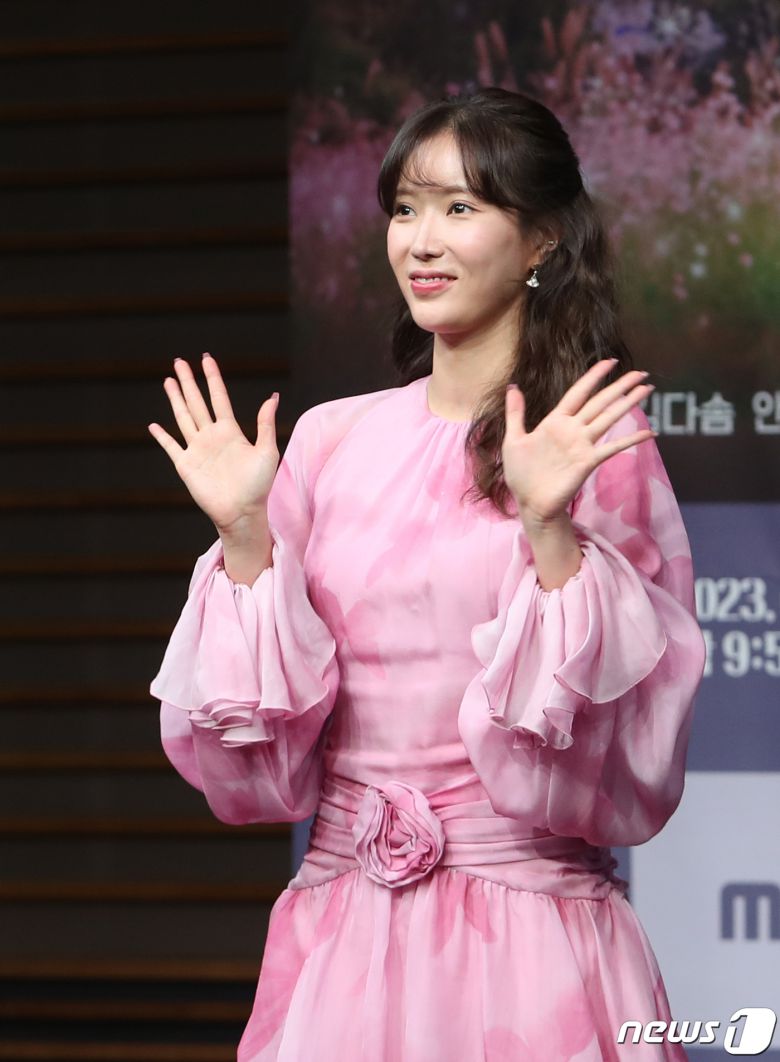 배우 임수향이 27일 오후 서울 마포구 MBC 골든마우스홀에서 열린 MBC 새 금토드라마 '꼭두의 계절'(극본 허준우/연출 백수찬) 제작발표회에서 포즈를 취하고 있다. '꼭두의 계절'은 99년마다 인간에게 천벌을 내리러 이승에 내려오는 사신(死神) 꼭두(김정현 분)가 신비한 능력을 가진 왕진의사 한계절(임수향 분)을 만나 벌이는 판타지 로맨스물이다. 2023.1.27/뉴스1 ⓒ News1 권현진 기자