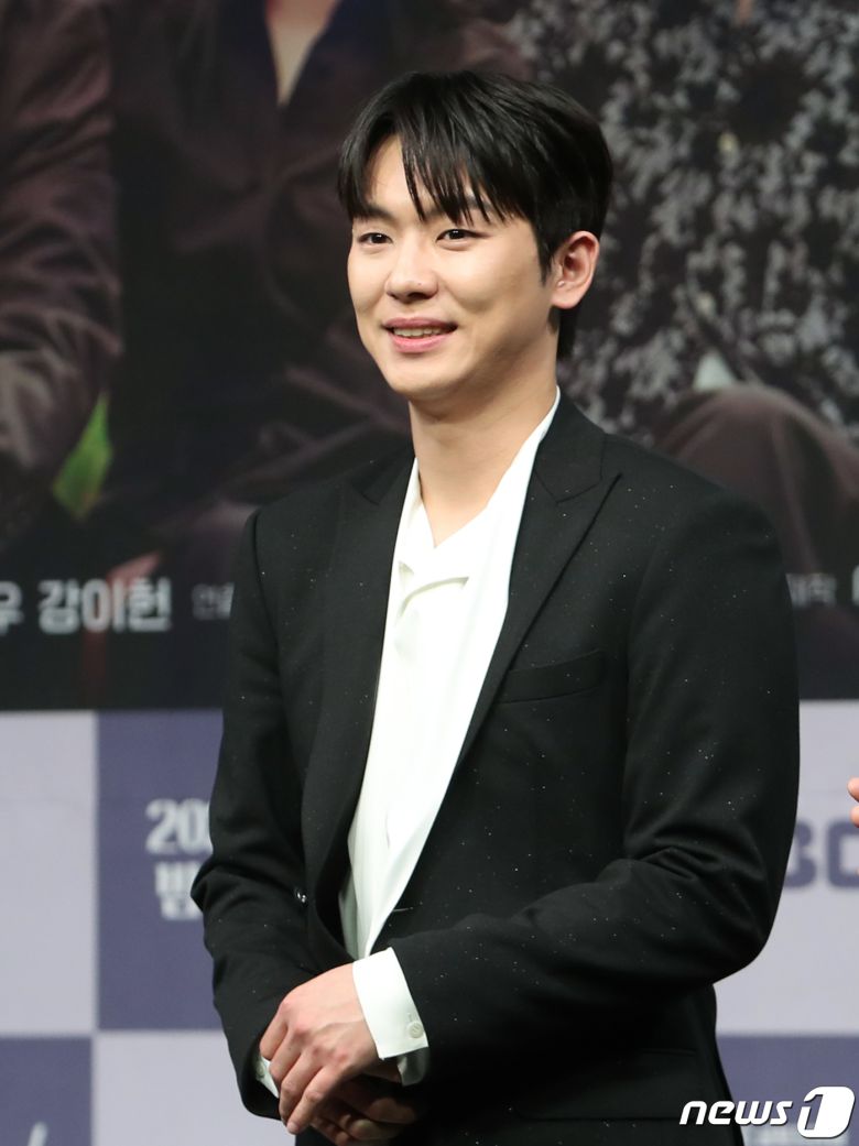 배우 안우연이 27일 오후 서울 마포구 MBC 골든마우스홀에서 열린 MBC 새 금토드라마 '꼭두의 계절'(극본 허준우/연출 백수찬) 제작발표회에서 미소를 짓고 있다. '꼭두의 계절'은 99년마다 인간에게 천벌을 내리러 이승에 내려오는 사신(死神) 꼭두(김정현 분)가 신비한 능력을 가진 왕진의사 한계절(임수향 분)을 만나 벌이는 판타지 로맨스물이다. 2023.1.27/뉴스1 ⓒ News1 권현진 기자