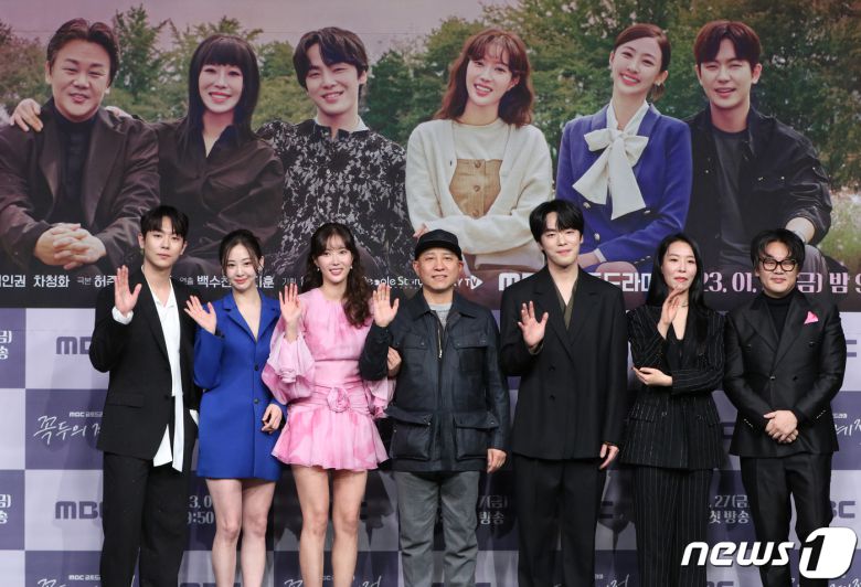 배우 안우연(왼쪽부터)과 김다솜, 임수향, 백수찬 PD, 김정현, 김인권, 차청화가 27일 오후 서울 마포구 MBC 골든마우스홀에서 열린 MBC 새 금토드라마 '꼭두의 계절'(극본 허준우) 제작발표회에서 포즈를 취하고 있다. '꼭두의 계절'은 99년마다 인간에게 천벌을 내리러 이승에 내려오는 사신(死神) 꼭두(김정현 분)가 신비한 능력을 가진 왕진의사 한계절(임수향 분)을 만나 벌이는 판타지 로맨스물이다. 2023.1.27/뉴스1 ⓒ News1 권현진 기자