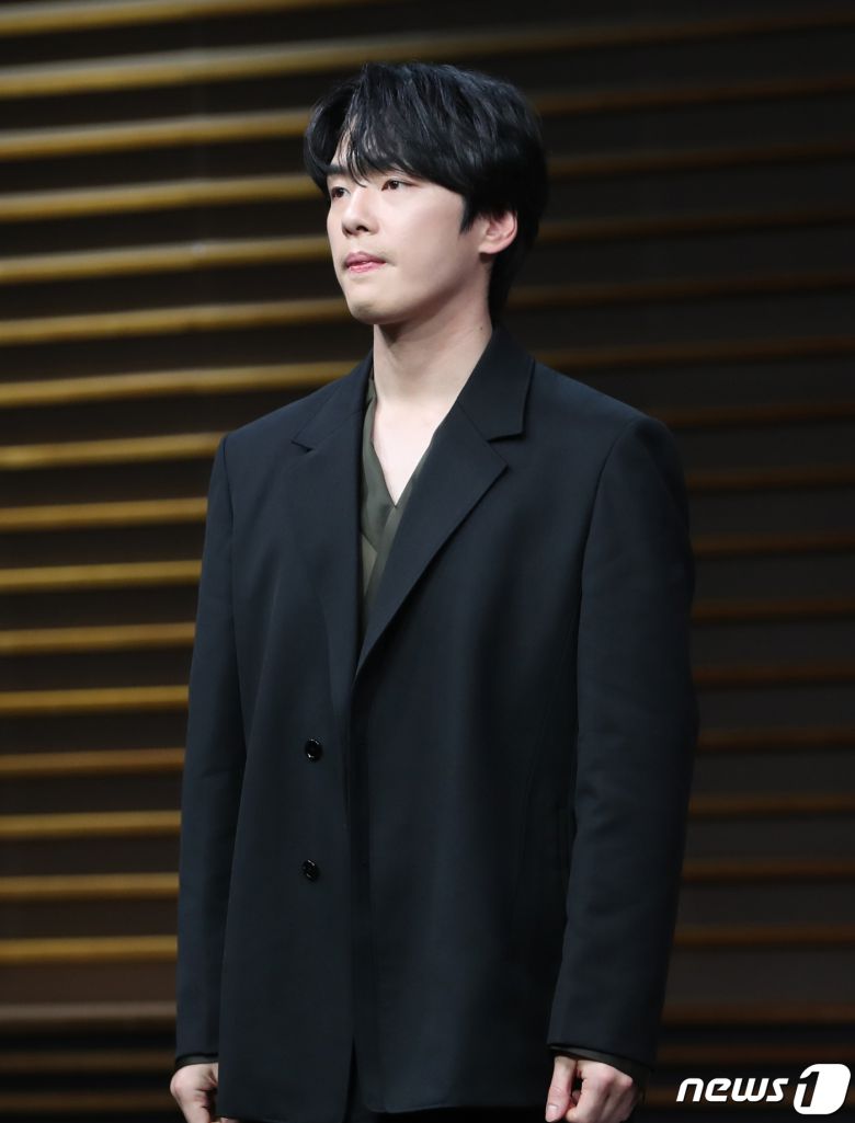 배우 김정현이 27일 오후 서울 마포구 MBC 골든마우스홀에서 열린 MBC 새 금토드라마 '꼭두의 계절'(극본 허준우/연출 백수찬) 제작발표회에서 포즈를 취하고 있다. '꼭두의 계절'은 99년마다 인간에게 천벌을 내리러 이승에 내려오는 사신(死神) 꼭두(김정현 분)가 신비한 능력을 가진 왕진의사 한계절(임수향 분)을 만나 벌이는 판타지 로맨스물이다. 2023.1.27/뉴스1 ⓒ News1 권현진 기자