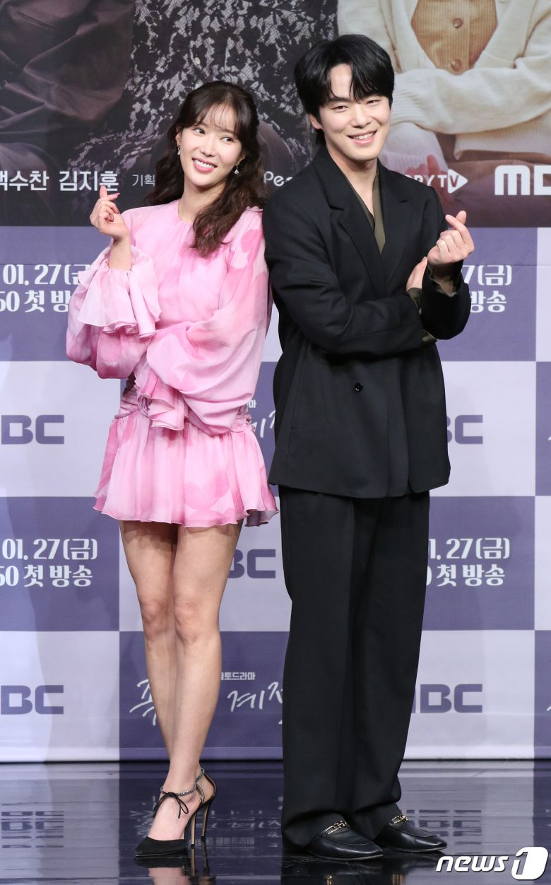 배우 임수향과 김정현(오른쪽)이 27일 오후 서울 마포구 MBC 골든마우스홀에서 열린 MBC 새 금토드라마 '꼭두의 계절'(극본 허준우) 제작발표회에서 포즈를 취하고 있다. '꼭두의 계절'은 99년마다 인간에게 천벌을 내리러 이승에 내려오는 사신(死神) 꼭두(김정현 분)가 신비한 능력을 가진 왕진의사 한계절(임수향 분)을 만나 벌이는 판타지 로맨스물이다. 2023.1.27/뉴스1 ⓒ News1 권현진 기자