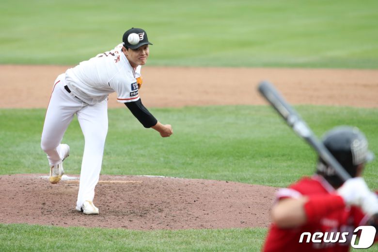 3일 오후 대전 중구 한화생명 이글스파크에서 열린 프로야구 '2022 신한은행 SOL KBO리그' SSG 랜더스와 한화 이글스의 경기에서 한화 선발투수 문동주가 역투하고 있다. 2022.10.3/뉴스1 ⓒ News1 이승배 기자