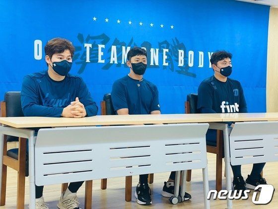 2022년 5월4일 출전정지 징계를 마치고 1군에 복귀한 NC 박민우(왼쪽부터), 이명기, 권희동이 인터뷰를 하고 있다. ⓒ 뉴스1