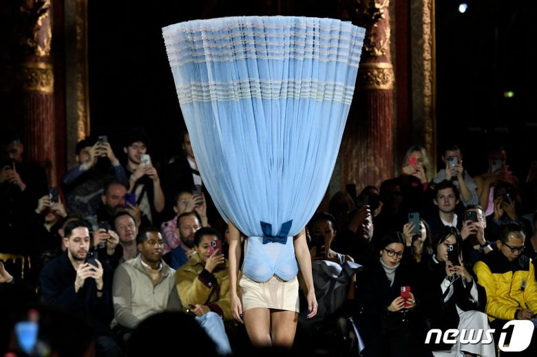 25일(현지시간) 프랑스 파리 패션위크에서 빅터앤롤프가 선보인 '2023 SS 오트쿠튀르' 컬렉션 2023.01.25 ⓒ AFP=뉴스1 ⓒ News1 정윤미 기자