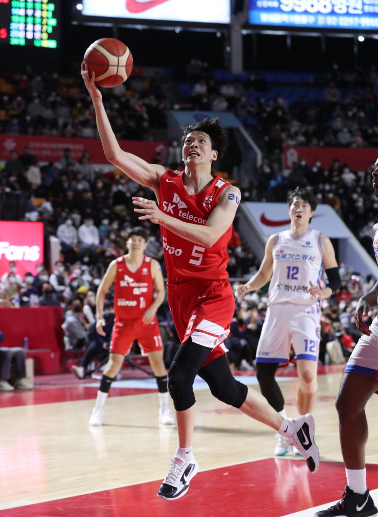 서울 SK 김선형이 28일 잠실학생체육관에서 열린 대구 한국가스공사와 경기에서 슛을 쏘고 있다.(KBL 제공)