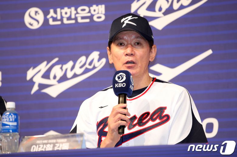 이강철 WBC 대표팀 감독이 16일 오후 서울 강남구 리베라 호텔에서 열린 '2023 WBC(월드 베이스볼 클래식) 대표팀 기자회견'에 참석해 취재진의 질문에 답하고 있다. 2023.1.16/뉴스1 ⓒ News1 이승배 기자