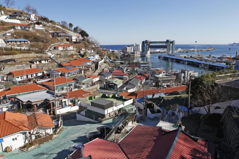 벽너머엔 나릿골 감성마을에서 바라본 삼척항과 수문(한국관광공사 제공)