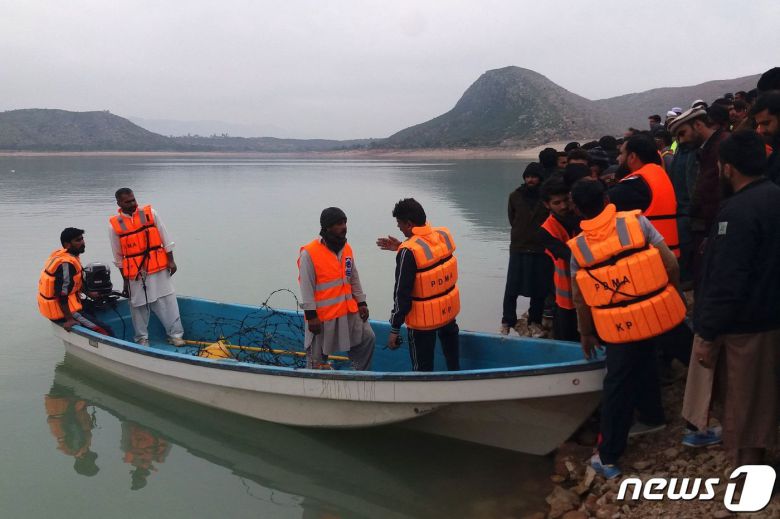 29일 파키스탄 서부의 카이베르파크툰크와 지역에서 보트 전복 사고가 발생해 구조대원들이 현장에 출동해 있다. ⓒ AFP=뉴스1 ⓒ News1 강민경 기자