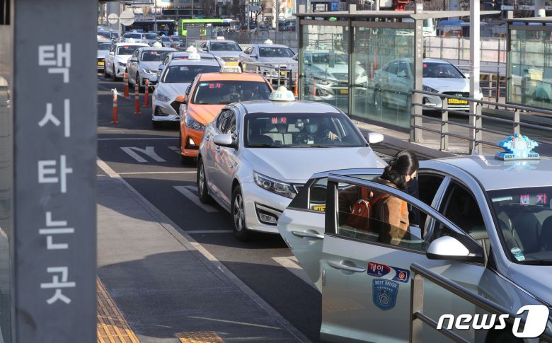 '난방비 폭탄'에 이어 2월부터는 서울 택시 기본요금이 1000원 인상되고 기본거리도 축소된다. 사진은 29일 서울역에서 택시를 이용하는 시민들의 모습. 2023.1.29/뉴스1 ⓒ News1 신웅수 기자