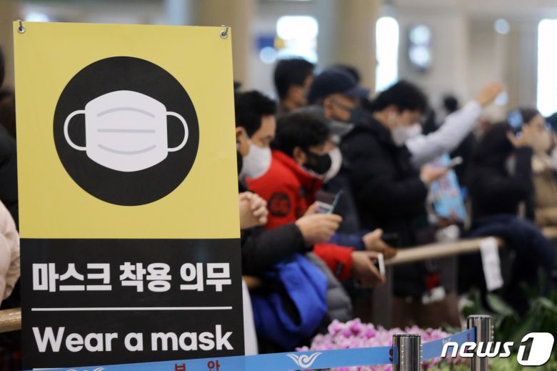 정부가 실내 마스크 착용 의무 해제 결정을 발표한 20일 인천국제공항 출국장에서 '마스크 착용 의무' 안내문이 설치돼 있다. 2023.1.20/뉴스1 ⓒ News1 황기선 기자