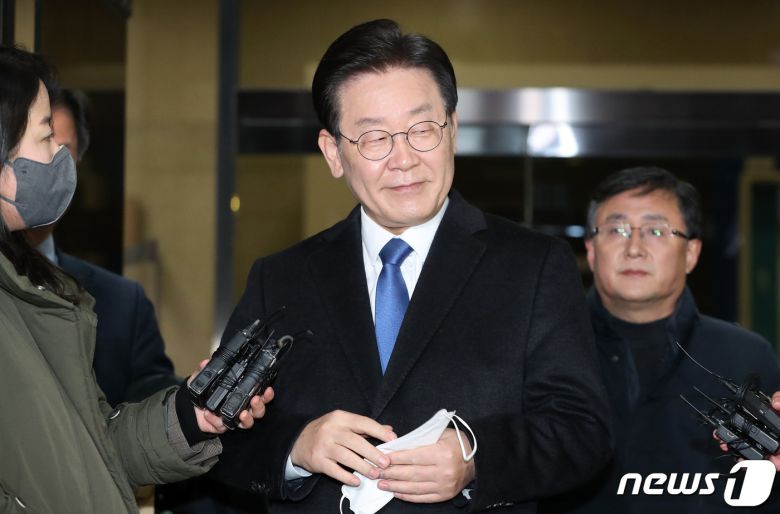 이재명 더불어민주당 대표가 28일 오전 서울 서초구 서울중앙지방검찰청에 출석해 대장동 개발 특혜 의혹 사건 관련 검찰 조사를 마치고 나서며 입장을 밝히기 전 미소를 짓고 있다. 2023.1.28/뉴스1 ⓒ News1 박세연 기자