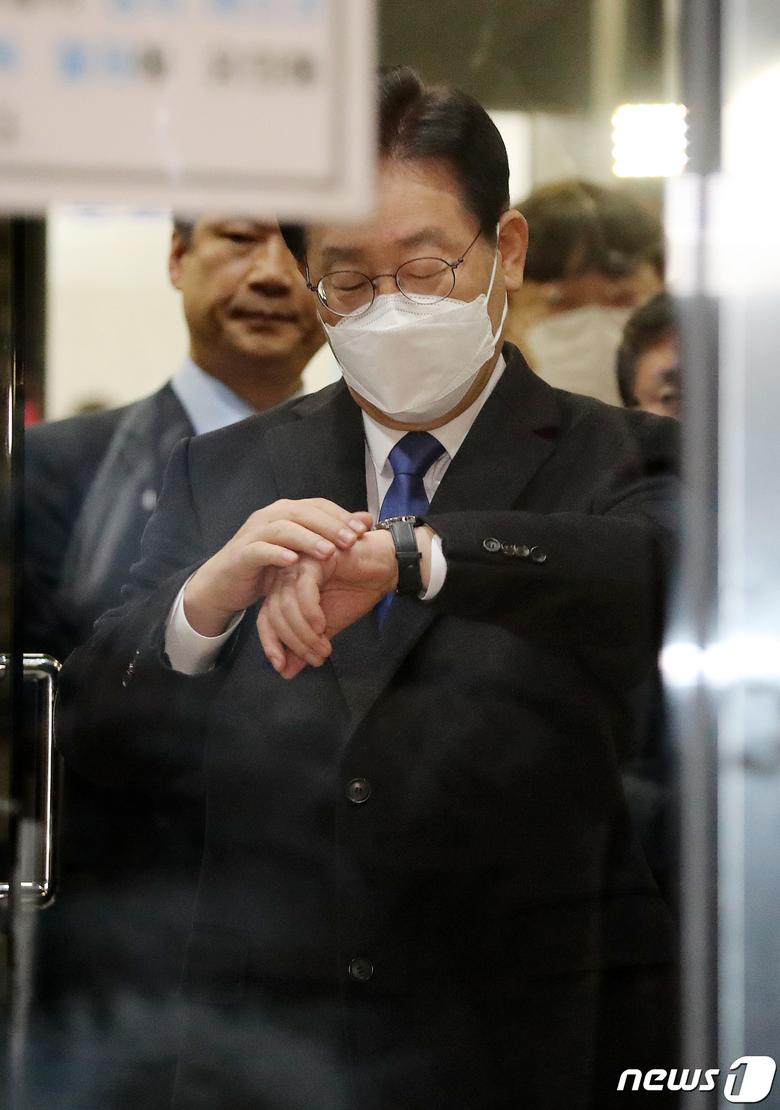 이재명 더불어민주당 대표가 28일 오전 서울 서초구 서울중앙지방검찰청에 출석해 대장동 개발 특혜 의혹 사건 관련 검찰 조사를 마치고 나서며 시계를 바라보고 있다. 2023.1.28/뉴스1 ⓒ News1 박세연 기자
