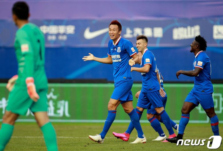 중국 상하이에서 뛰었던 김신욱. ⓒ AFP=뉴스1