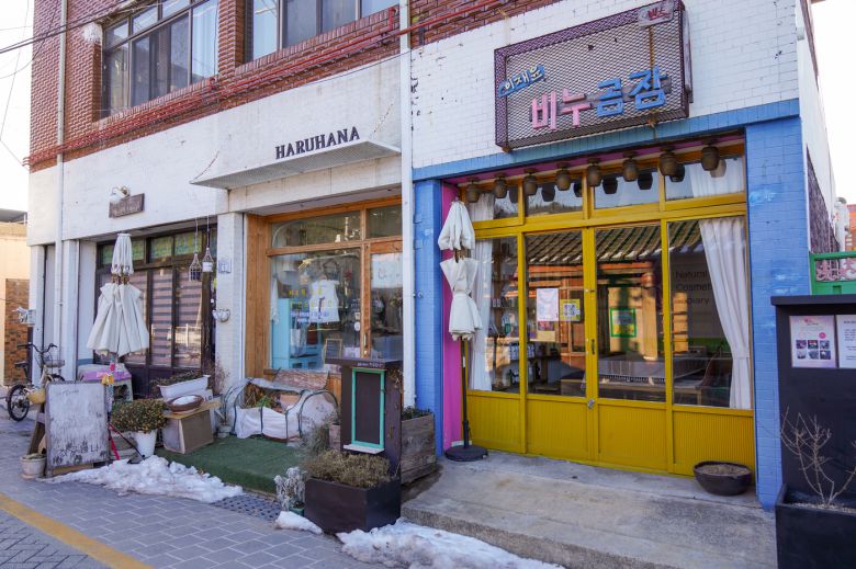 서학동예술마을.  맨 왼쪽에 드라마에서 책대여점으로 등장한 소리방앗간(한국관광공사 제공)