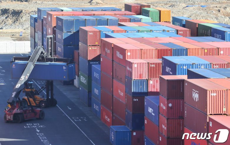 25일 산업통상자원부 등에 따르면 지난해 우리나라 수출액은 6839억달러로 전년(6444억달러)보다 6.1% 성장했지만 수입이 7312억달러(6151억달러)로 전년보다 18.9% 증가하며 472억달러의 적자를 기록했다. 사진은 이날 인천 연수구 인천신항에서 컨테이너 선적 작업이 진행되는 모습. 2023.1.25/뉴스1 ⓒ News1 송원영 기자