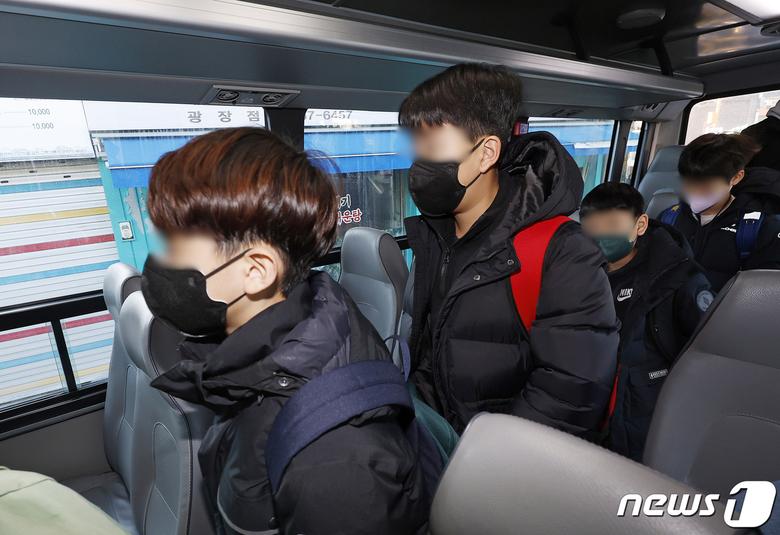실내 마스크 착용 의무가 해제된 30일 서울 광진구 광장초등학교에서 통학버스 이용으로 마스크를 착용한 어린이들이 버스에서 내리고 있다. 통학버스 내부는 마스크 착용 의무가 유지된다.(공동취재) 2023.1.30/뉴스1 ⓒ News1 장수영 기자