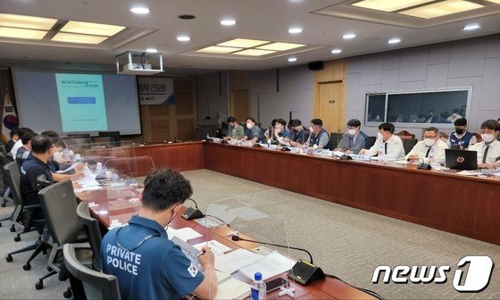 전국 항만 기관과 단체 관계자들이 1일 오후 국회의원회관 간담회의실에 모여 항만보안 발전 방향 모색을 위한 간담회를 하고 있다(부산항보안공사 노동조합 제공)