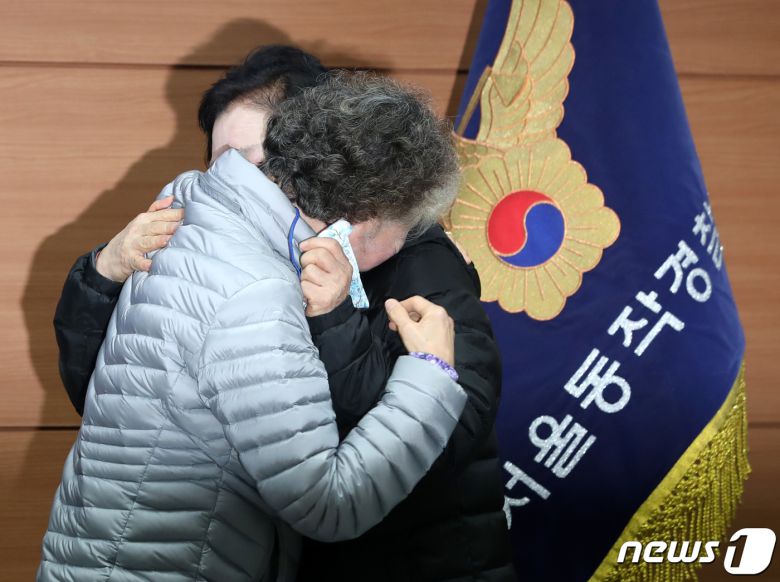 헤어진 뒤 서로 찾지 못하던 장기 실종 가족 언니 장희재 씨와 동생 장희란 씨가 31일 오후 서울 동작경찰서에서 58년 만에 다시 만나 끌어안으며 울고 있다. 동작경찰서는 아동권리보장원과 함께 경찰 DNA 대조 등을 통해 지난 1965년 3월께 서울 노원구 태릉 부근에서 실종된 장 씨 가족 4남매 중 여동생 2명을 모두 찾아 이날 재회하는 자리를 마련했다. 2023.1.31/뉴스1 ⓒ News1 구윤성 기자