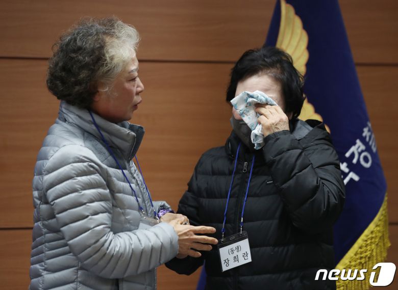 헤어진 뒤 서로 찾지 못하던 장기 실종 가족 언니 장희재 씨와 동생 장희란 씨가 31일 오후 서울 동작경찰서에서 58년 만에 다시 만나 눈물 흘리고 있다. 동작경찰서는 아동권리보장원과 함께 경찰 DNA 대조 등을 통해 지난 1965년 3월께 서울 노원구 태릉 부근에서 실종된 장 씨 가족 4남매 중 여동생 2명을 모두 찾아 이날 재회하는 자리를 마련했다. 2023.1.31/뉴스1 ⓒ News1 구윤성 기자