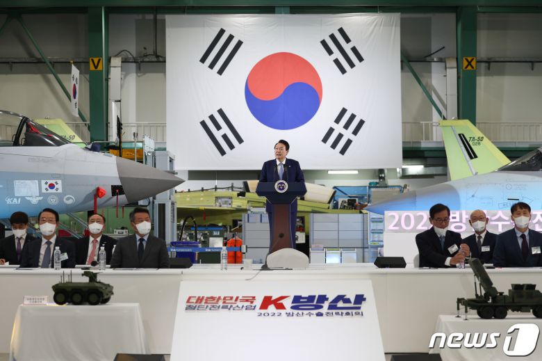 윤석열 대통령이 24일 경남 사천 한국항공우주산업(KAI) 항공기 조립 공장에서 열린 방산수출전략회의에서 모두 발언을 하고 있다. (대통령실 제공) 2022.11.24/뉴스1 ⓒ News1 오대일 기자